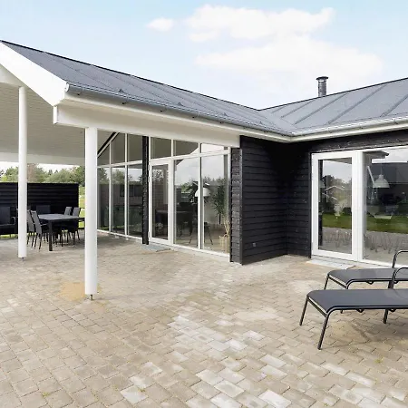 18 Person In Vakantiehuis Ålbæk
