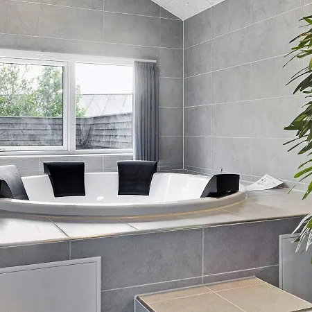 18 Person In Ålbæk