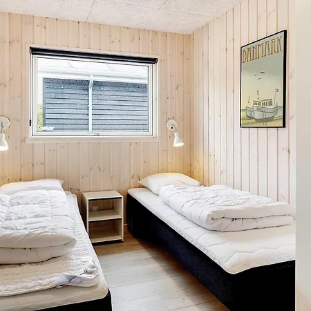 18 Person In Ålbæk