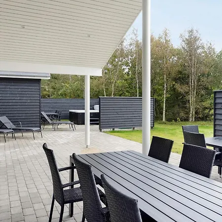 18 Person In Feriehus Ålbæk
